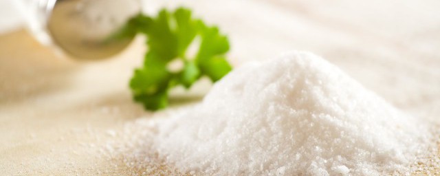 盐炒黄的方法(盐为什么不能炒到变黄)