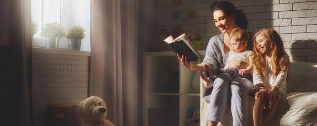 抱膝看屏山的含义