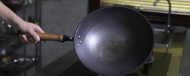 怎么开新不粘锅(新不粘锅开锅怎么弄)