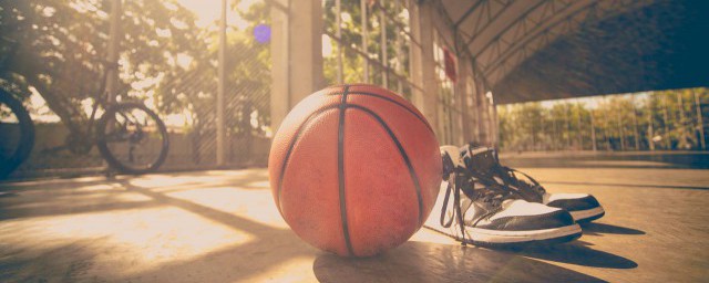 两个人背靠背夹篮球跑的诀窍(背对背夹篮球技巧)