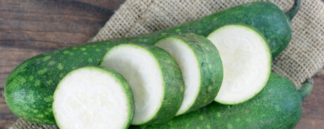 冬瓜绿豆汤功效与作用是什么(冬瓜与绿豆煲汤什么作用)