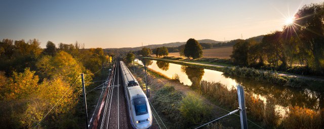 高铁电线如何悬挂(铁路上的电线是如何挂起来的)