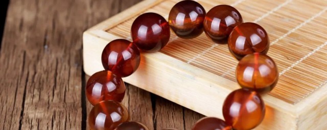 盘点琥珀手串的功效(药珀手串的功效和作用)