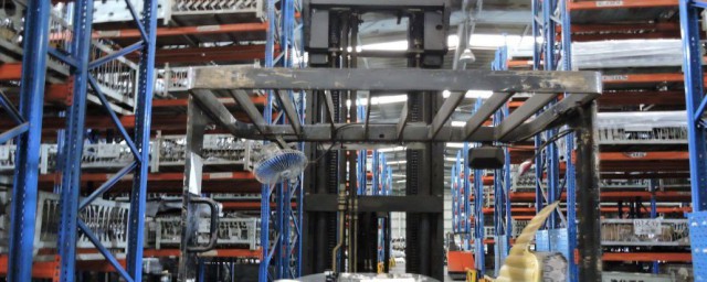 高位叉车上货架技巧有哪些(高位叉车怎样操作)