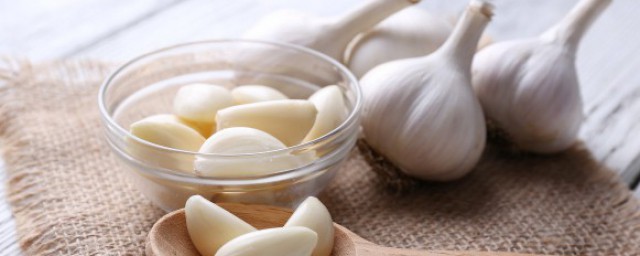 教你糖蒜腌制方法及配方窍门(糖蒜腌制的方法简单做法)