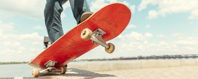 滑板长板和短板有哪些不同(滑板长板和短板哪个简单)