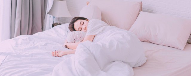 梦见鸡下蛋和拣蛋的解释(梦见拾鸡蛋是什么征兆)