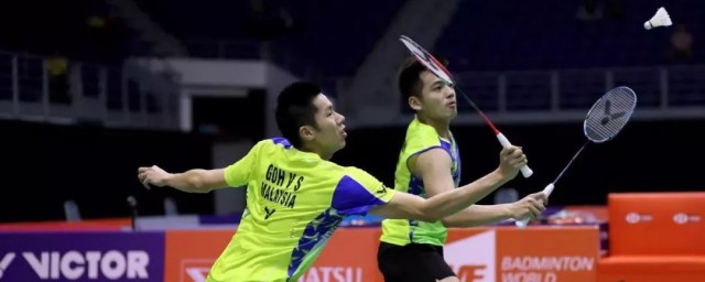 羽毛球压线算出界吗(羽毛球单打压线算出界吗)