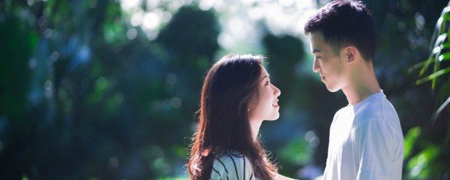 情侣宣言短句一左一右有哪些(情侣句子一左一右)