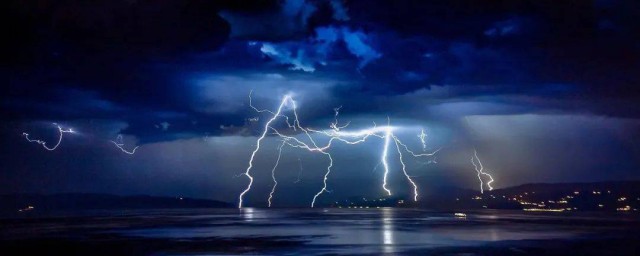 电影闪电奇迹简介(闪电奇迹影评)