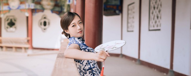 清丽脱俗的解释(清艳脱俗的意思)