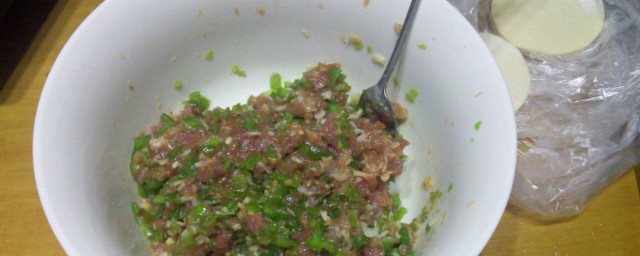 关于青椒馅饺子的做法(青椒做饺子馅儿怎样做?)