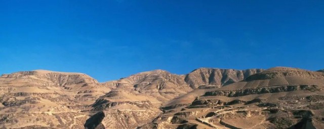 千年的黄土易百主意思(千年黄土易百度出自哪里)