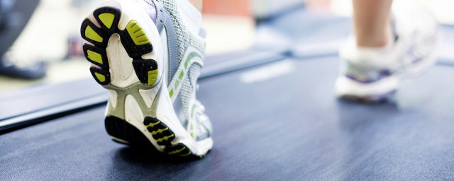 跑步机上的英文的解释(跑步机上面的英文)