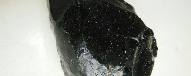 黑色的石头叫什么(黑色的石头叫什么石,戴在身上,越带越亮)