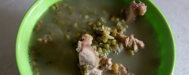 绿豆排骨汤做法介绍(炖排骨绿豆汤的做法)