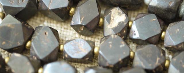 陨石泡水的作用和功效是什么(陨石水的功效与作用)