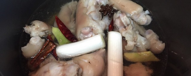 猪脚炖花生米的做法分享(红烧猪脚炖花生米)