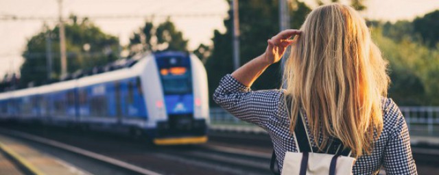 开动车的司机的介绍(动车司机开车都在做什么)