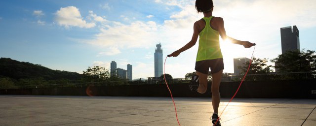 跳绳的技巧及注意事项(跳绳的方法及要点)