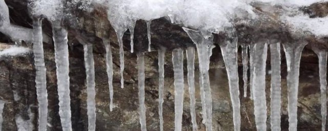 如何称呼屋檐下的冰柱(屋檐下的冰柱怎么形容)