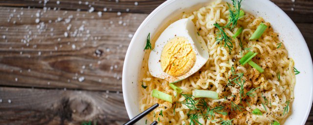 深夜食堂黄磊方便面怎么做(深夜食堂炒方便面)