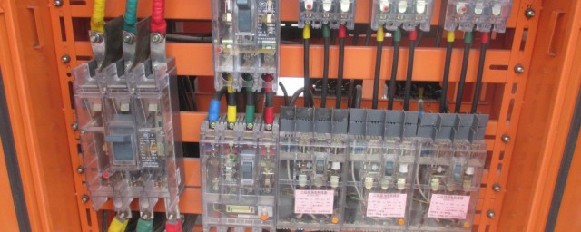 三相四线制如何解释(三相四线制是)