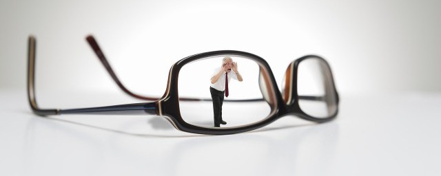 眼镜中间的鼻梁处名字介绍(眼镜框鼻子上的叫什么)