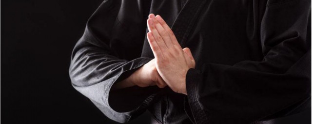 拱手致谢解释(拱手相让的意思)