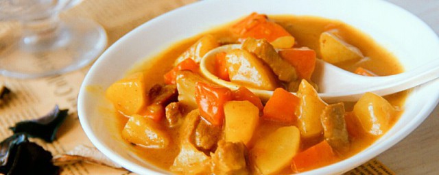 如何做牛肉咖喱土豆呢(土豆烧牛肉咖喱怎么做)