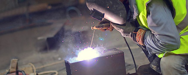 如何操作电焊(电焊是怎么焊接的怎样操作)