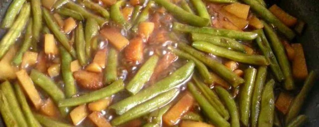 东北土豆炖豆角怎么做(东北菜豆角炖土豆)