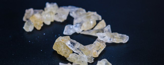 冰糖怎么熬糖色(冰糖怎么熬糖色怎么做成砂糖了)