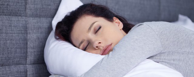 梦见自己睡觉解释(梦见睡觉时)