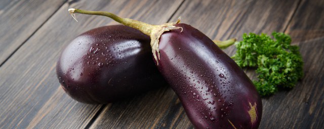 面粉炸茄子的家常做法(面粉炸茄子的家常做法西红柿)