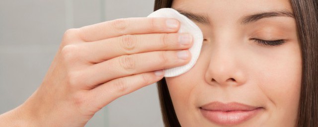 化妆时卡粉的原因是什么(为什么化妆会卡粉有什么方法吗)