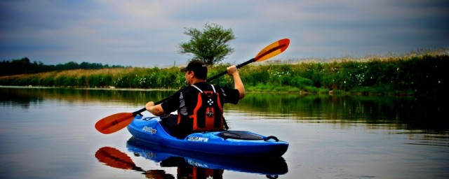 花式皮划艇漂河方法(皮划艇和漂流船有什么区别)