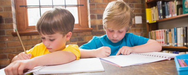 霍金的英文介绍(霍金的英文介绍听力)