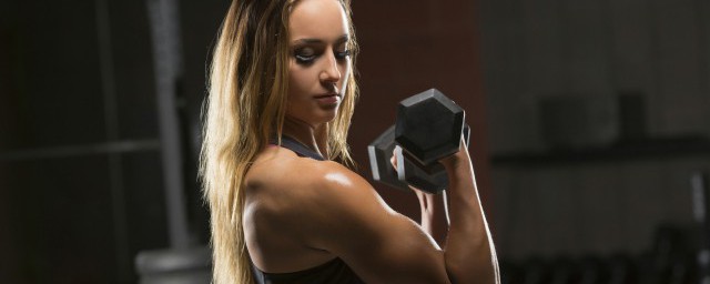 哑铃怎样练(哑铃怎样练背阔肌)