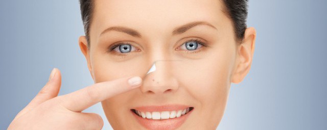 脸部黑头怎么去(脸上的黑头怎么去)