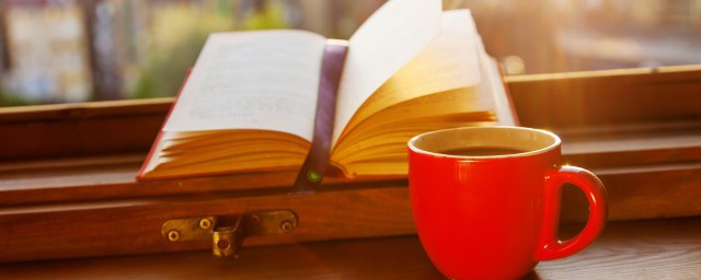 日出东花红胜火的原文及翻译(日出江花红胜火的下面一句是什么)