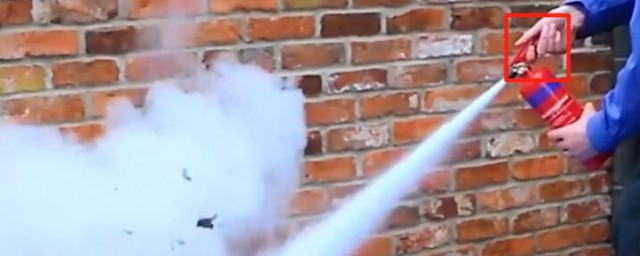 灭火器灭火时要对准火焰的什么地方(灭火器应对准火焰的什么地方)