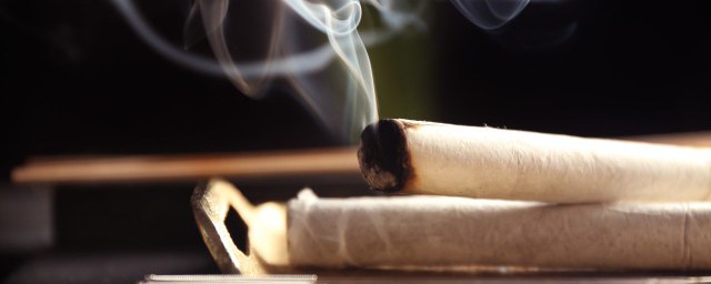 艾灸脚底的好处和坏处分别是什么(灸脚底有什么好处)