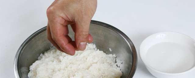 煮饭时加多少水合适(煮饭应该加多少水)