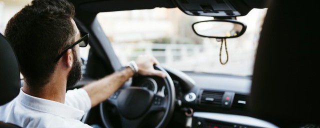 梦到撞车的含义(梦见撞车是)