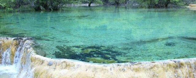 五彩湖位置(五彩湖的图片)