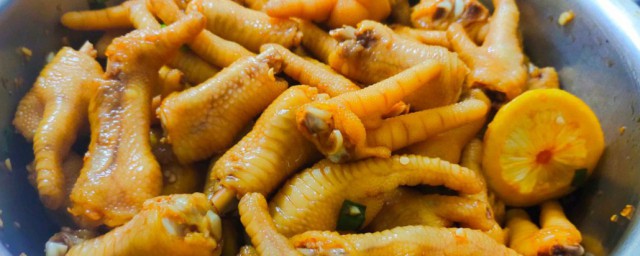 酸甜柠檬鸡爪如何做(酸辣爽口的柠檬鸡爪怎么做)