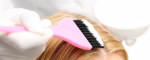 染金黄色头发的正确步骤(金黄色头发可以染什么颜色)