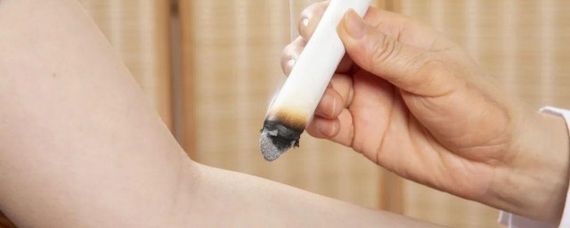 不适合艾灸的人(不适合艾灸的人能吃艾草吗)