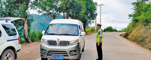 面包车半坡停车技巧是什么(车停在半坡上如何操作)